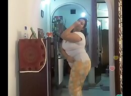 Hot desi indian bhabi shaking her sexi ass &boobs on bigo live...2